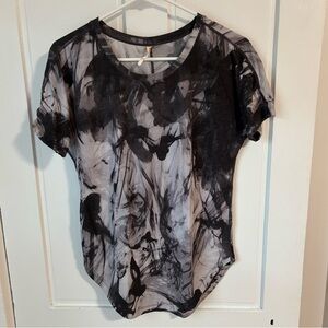 Lucy Black and Gray Abstract Short Sleeve Top